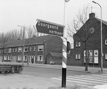 857493 Afbeelding van een wegwijzer op de kruising van de Burgemeester van Tuyllkade en de Adriaan van Bergenstraat te ...
